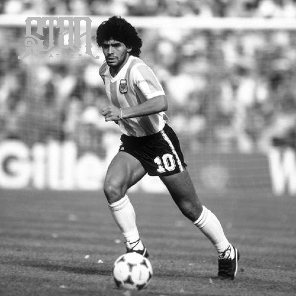 Diego Maradona Football Statue - Star Statues